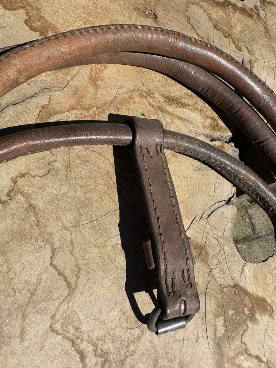 Altes Kuhhalsband für Dekorationen mit Lederband und Eisenketten
