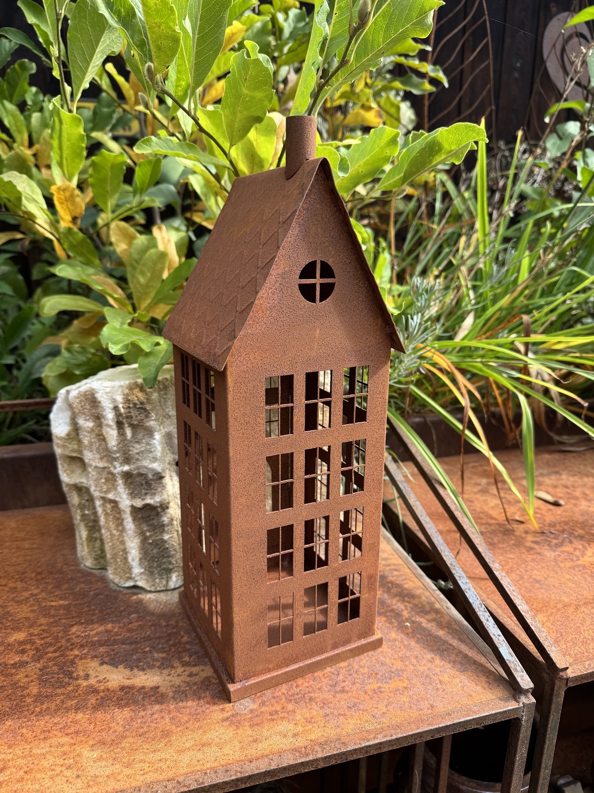 Edelrost Lichthaus mit 42 Fensterausschnitten in länglicher Form - Höhe 37 cm