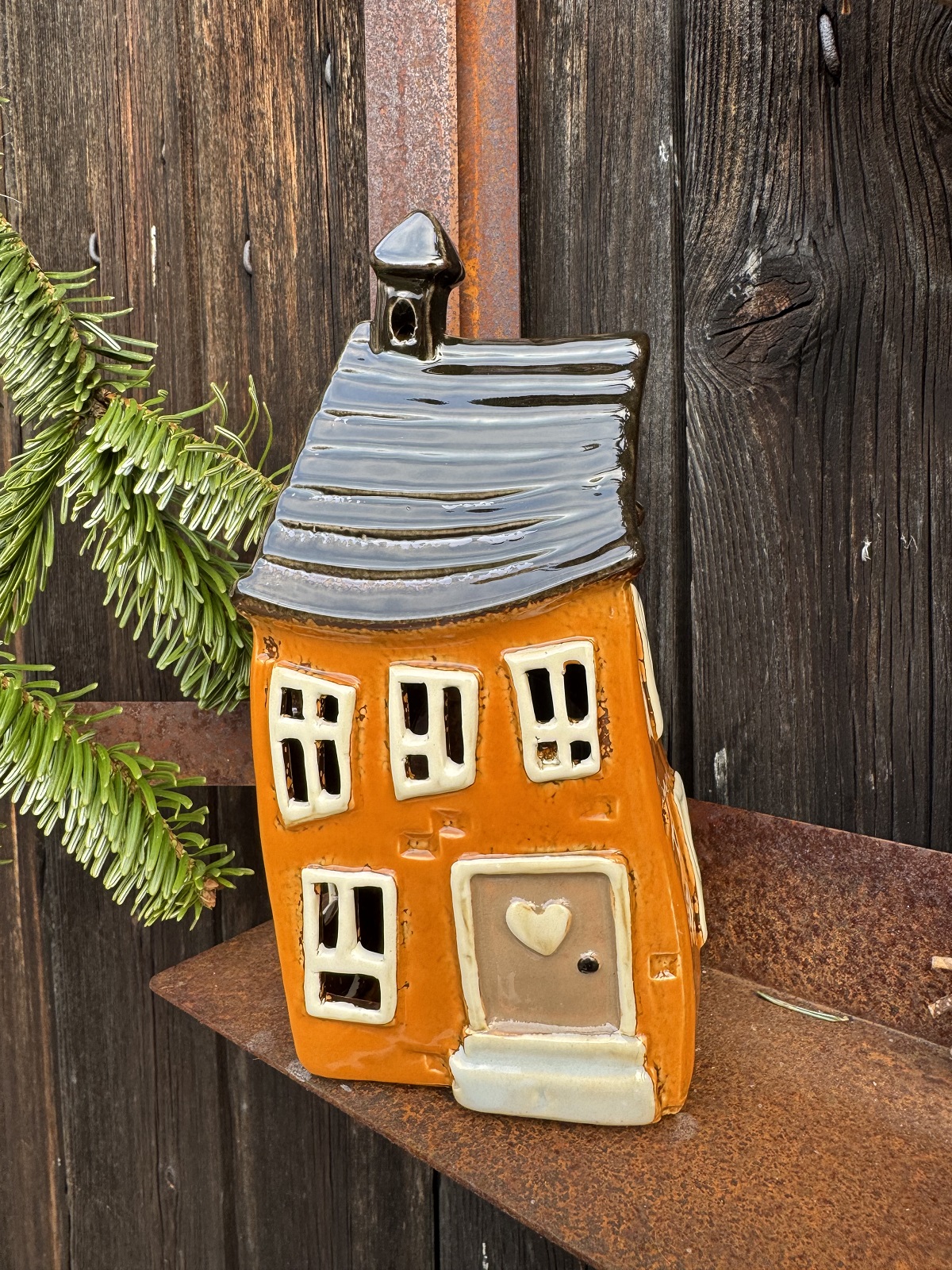 Keramik Windlicht schiefes Häuschen Cordula orange mit Herz - Höhe 21,5 cm