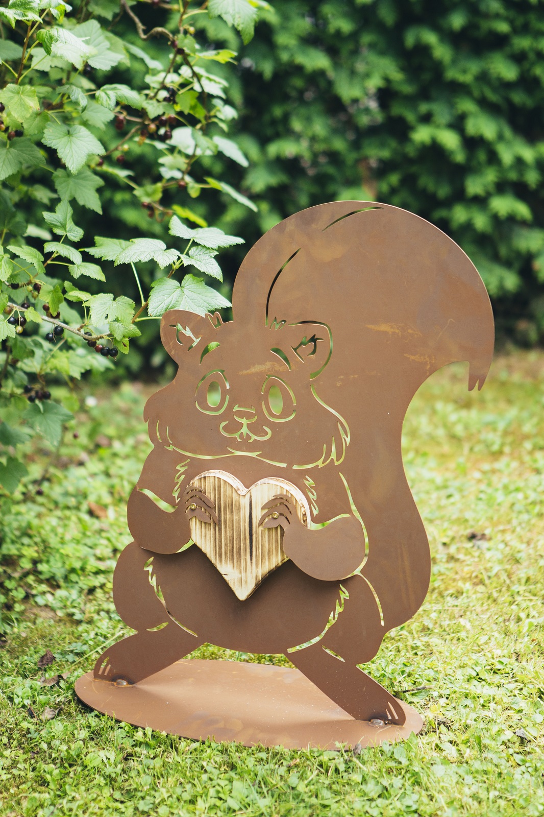 Edelrost Eichhörnchen Dixie mit Holzherz - Höhe 56 cm