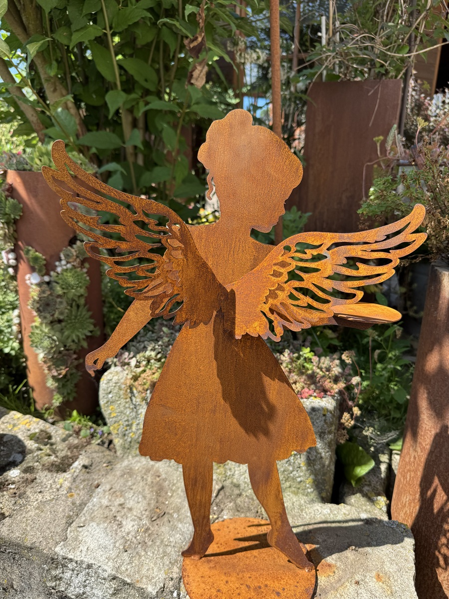 Edelrost Engel Lea mit filigranen seitlichen Flügeln und Tablett stehend - Höhe 56 cm