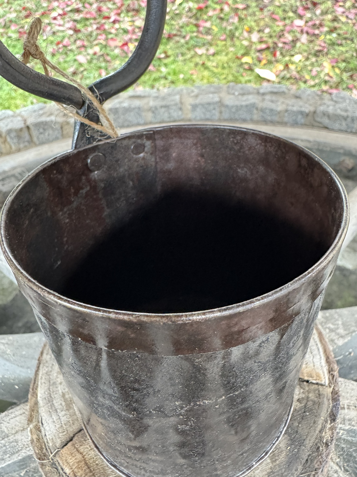Altmetall Topf dunkelbraun mit Eisenhenkel - Gesamthöhe ca. 21 cm