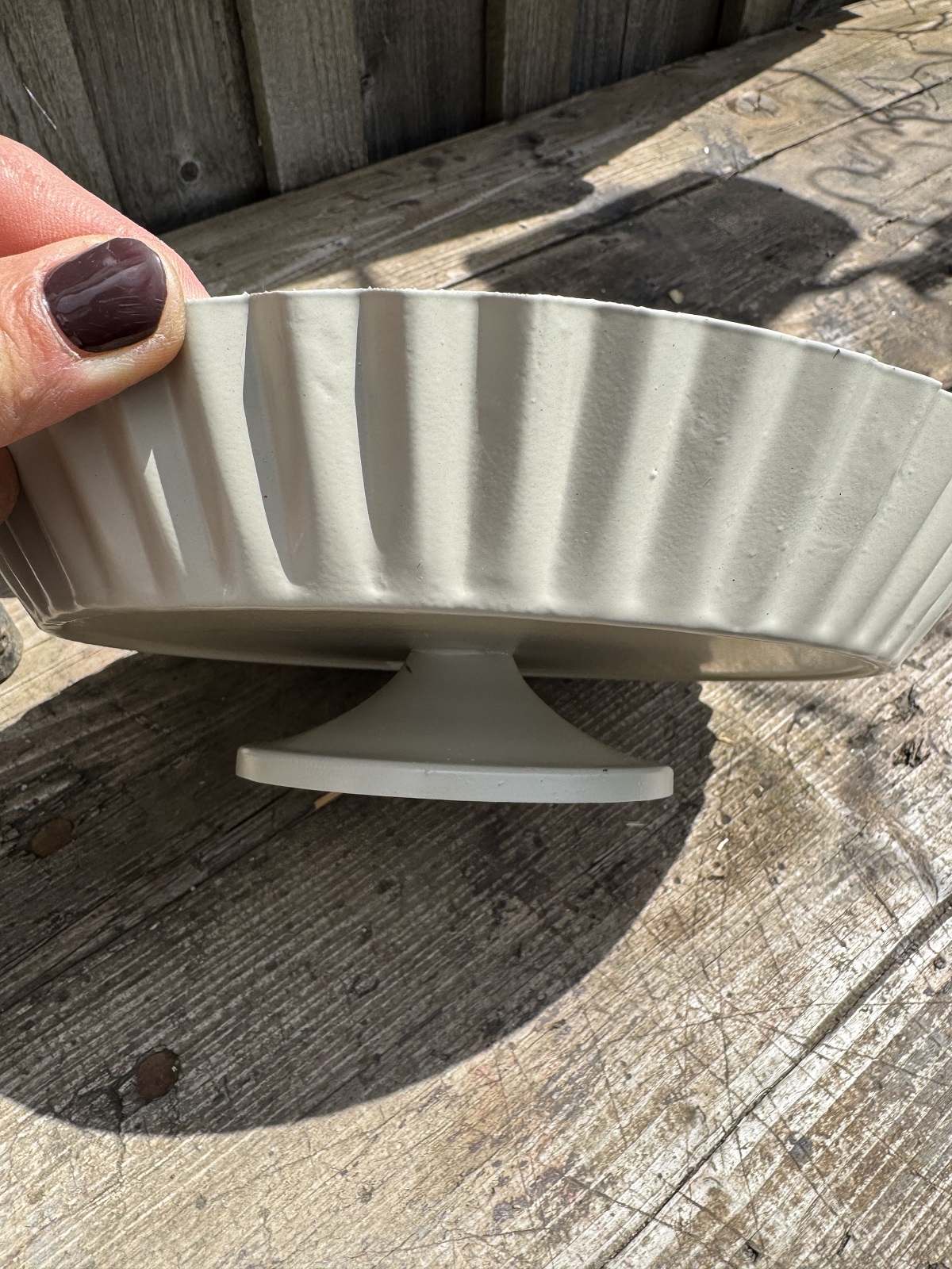 Metall Tablett cremefarben klein mit Wellenrand auf Fuß - Durchmesser 14 cm