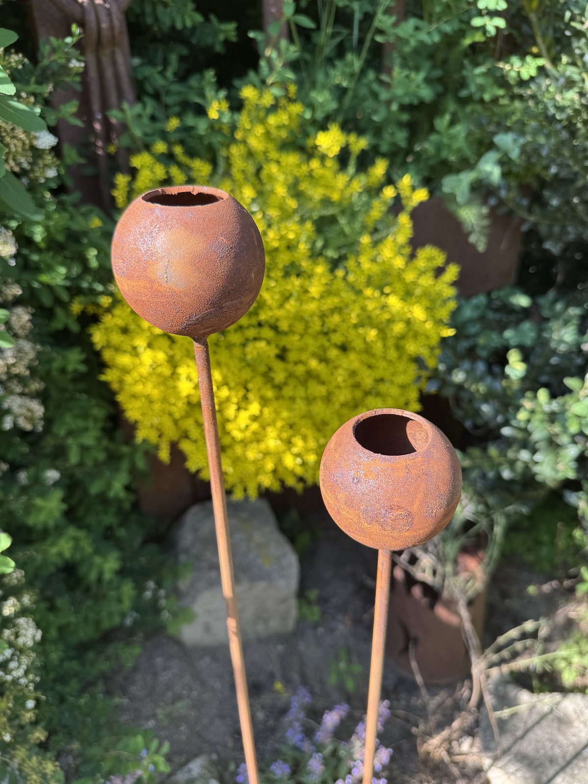 Edelrost Stab mit geöffneter Vollkugel - Höhe 110 cm