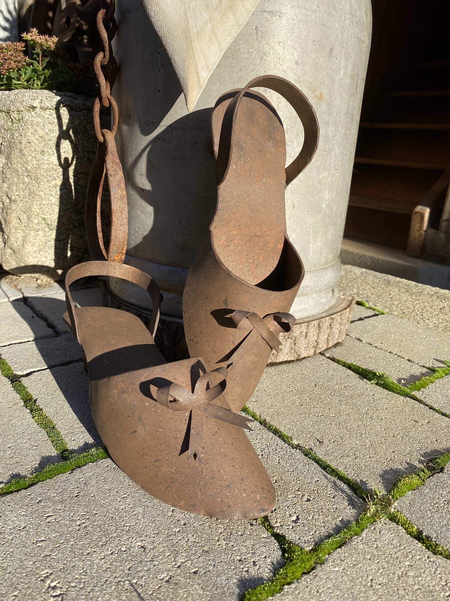 1 Paar Metall Pflanz-Stöckelschuhe rostfarben - Länge 25 cm