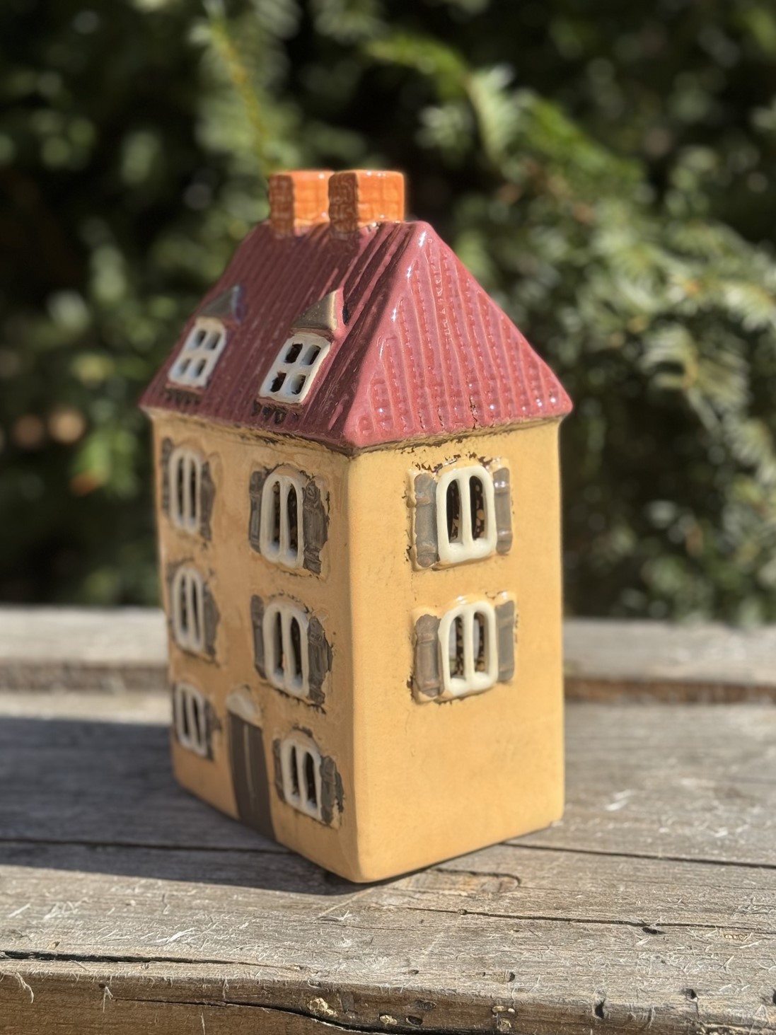 Keramik Windlicht Häuschen Villa Kunterbunt - Höhe 22 cm