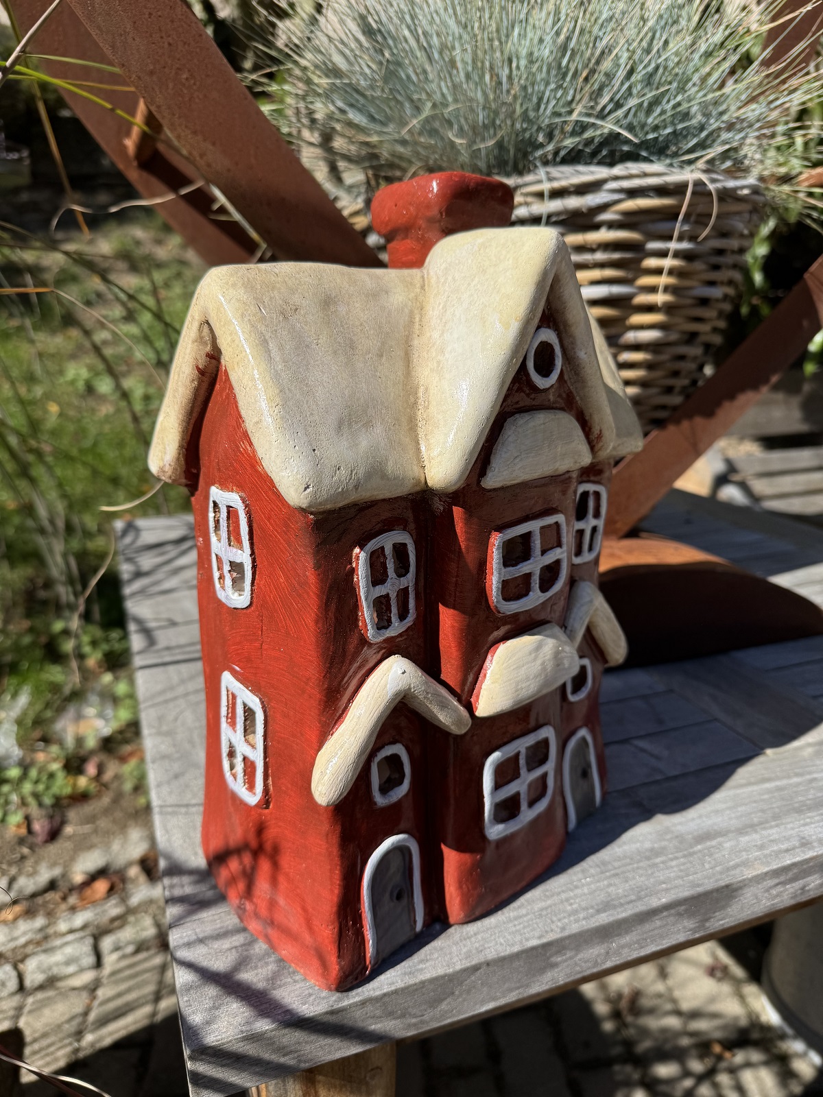 Windlicht Schwedenhaus rot groß mit weißen Fenstern und doppelten Haustüren - Höhe 33 cm
