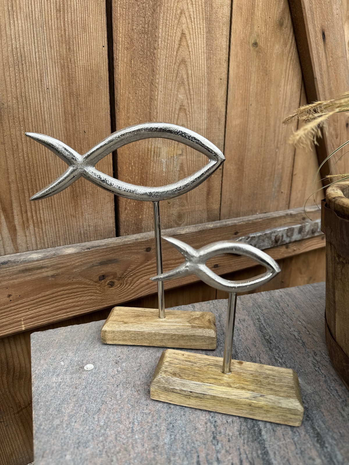 Aluminium Fisch silber groß auf Mango Holzsockel - Höhe 24 cm