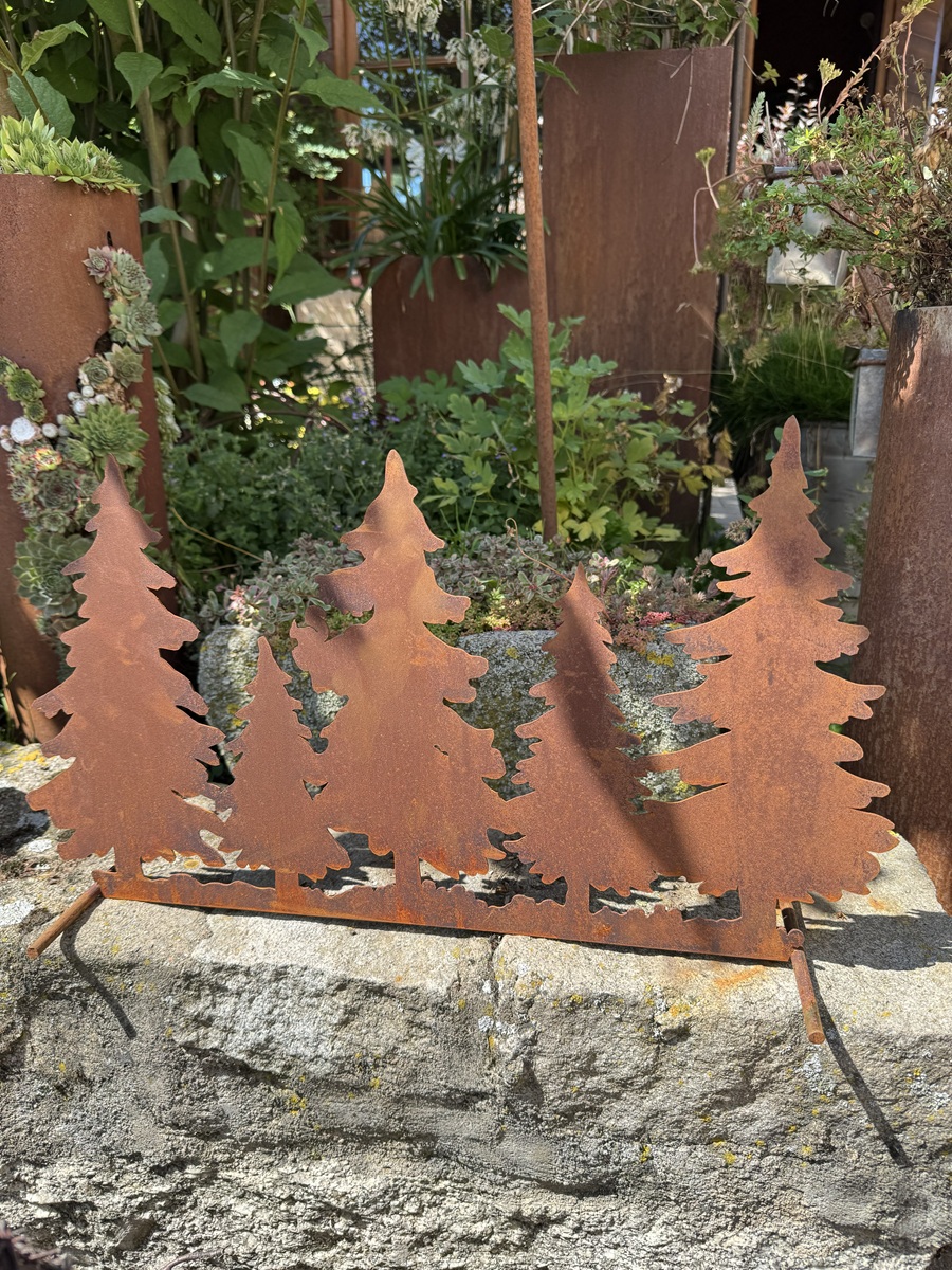 Edelrost Waldlandschaft Tannen auf Querstangen - Länge 55 cm