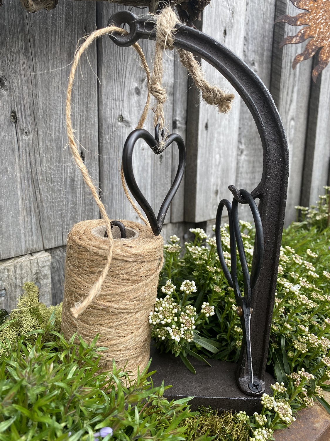 Gusseisen Bandhalter mit Schere und Garnrolle - Höhe 26 cm