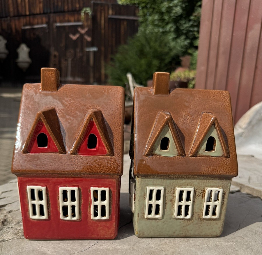 Keramik Häuschen Rot mit Gauben und grüner Haustür - Höhe 19 cm