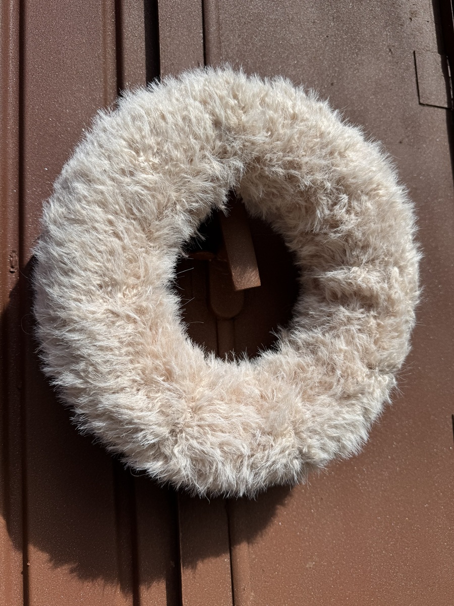 Stoff Kranz flauschig Hellbraun/Beige – Durchmesser 25 cm