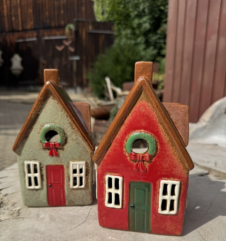 Keramik Häuschen Rot mit Gauben und grüner Haustür - Höhe 19 cm