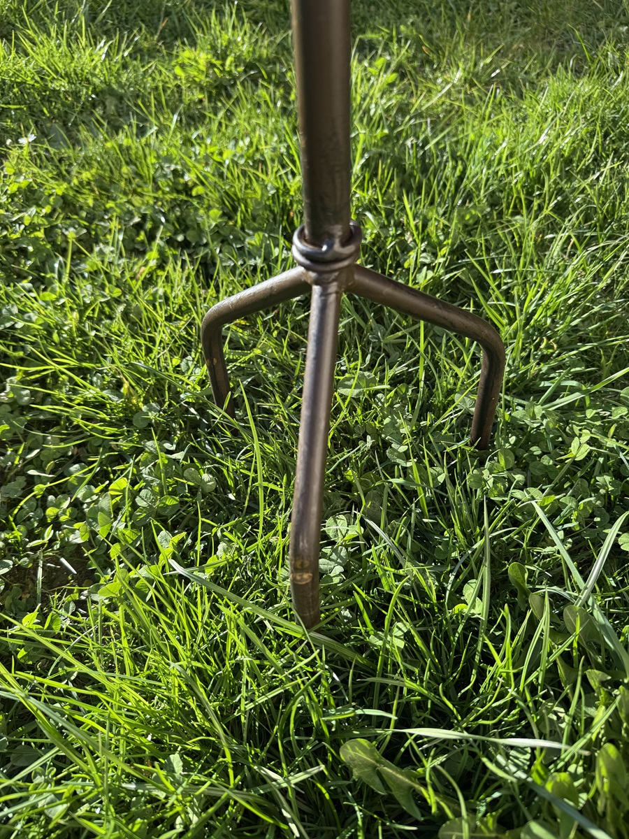 Eisen Korb groß auf Stab - Höhe 120 cm