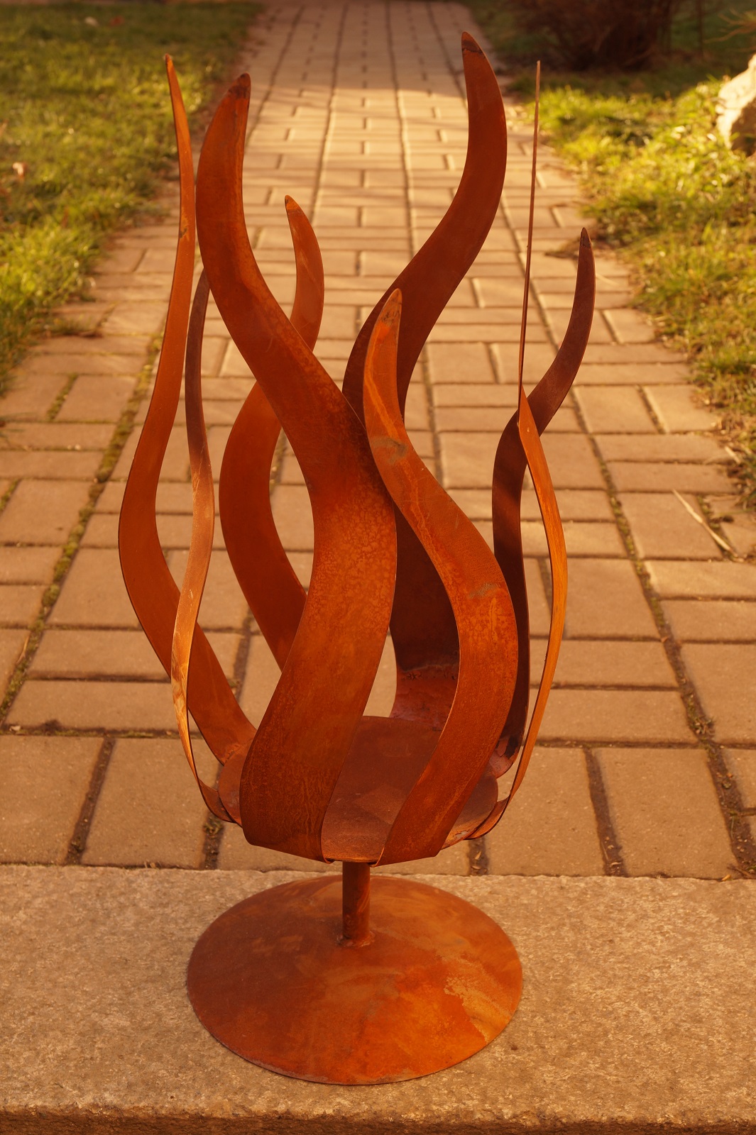 Edelrost Windlicht Flammenspiel auf Stab und Bodenplatte - Höhe ca. 45 cm