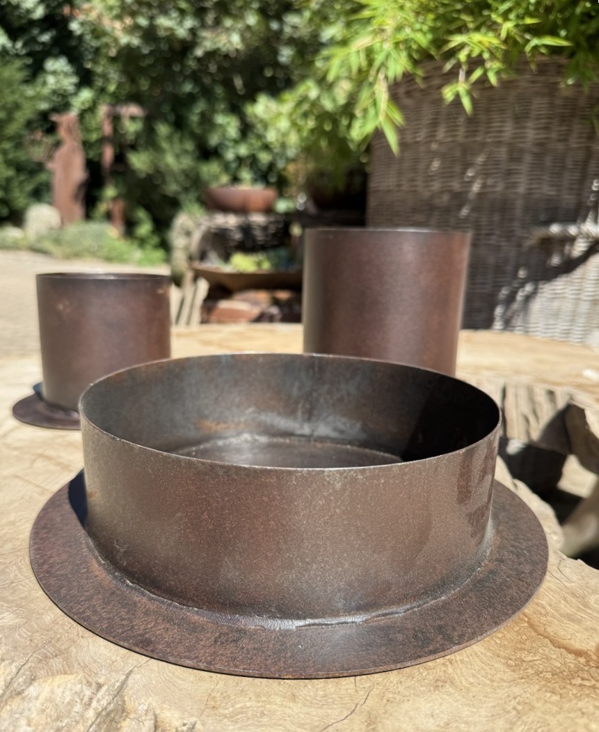 Eisen Schale runde Form auf Bodenplatte dunkelbraun - Durchmesser 25 cm