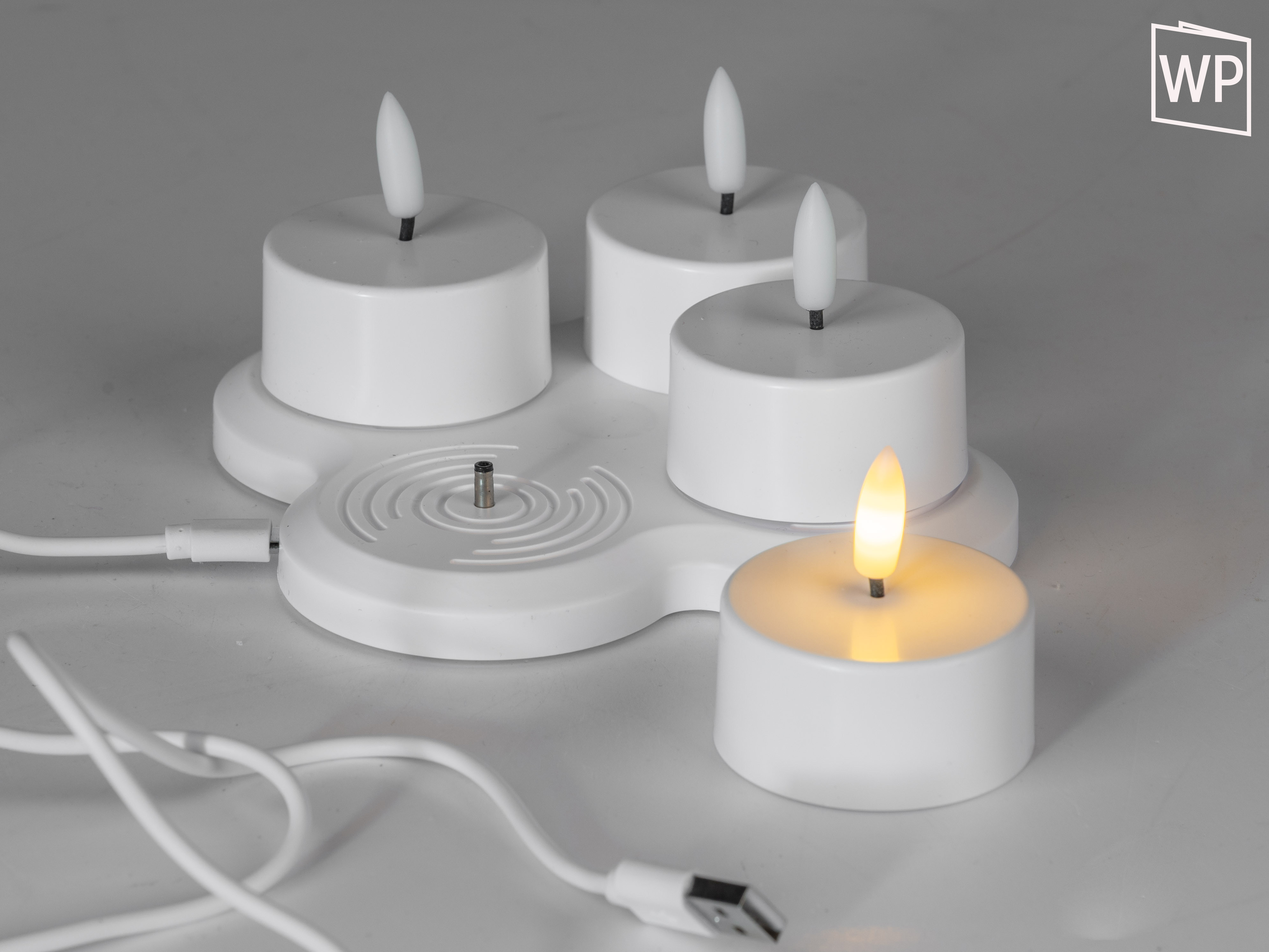 4 LED Maxi Teelichter weiß mit Ladestation inkl. USB Ladekabel