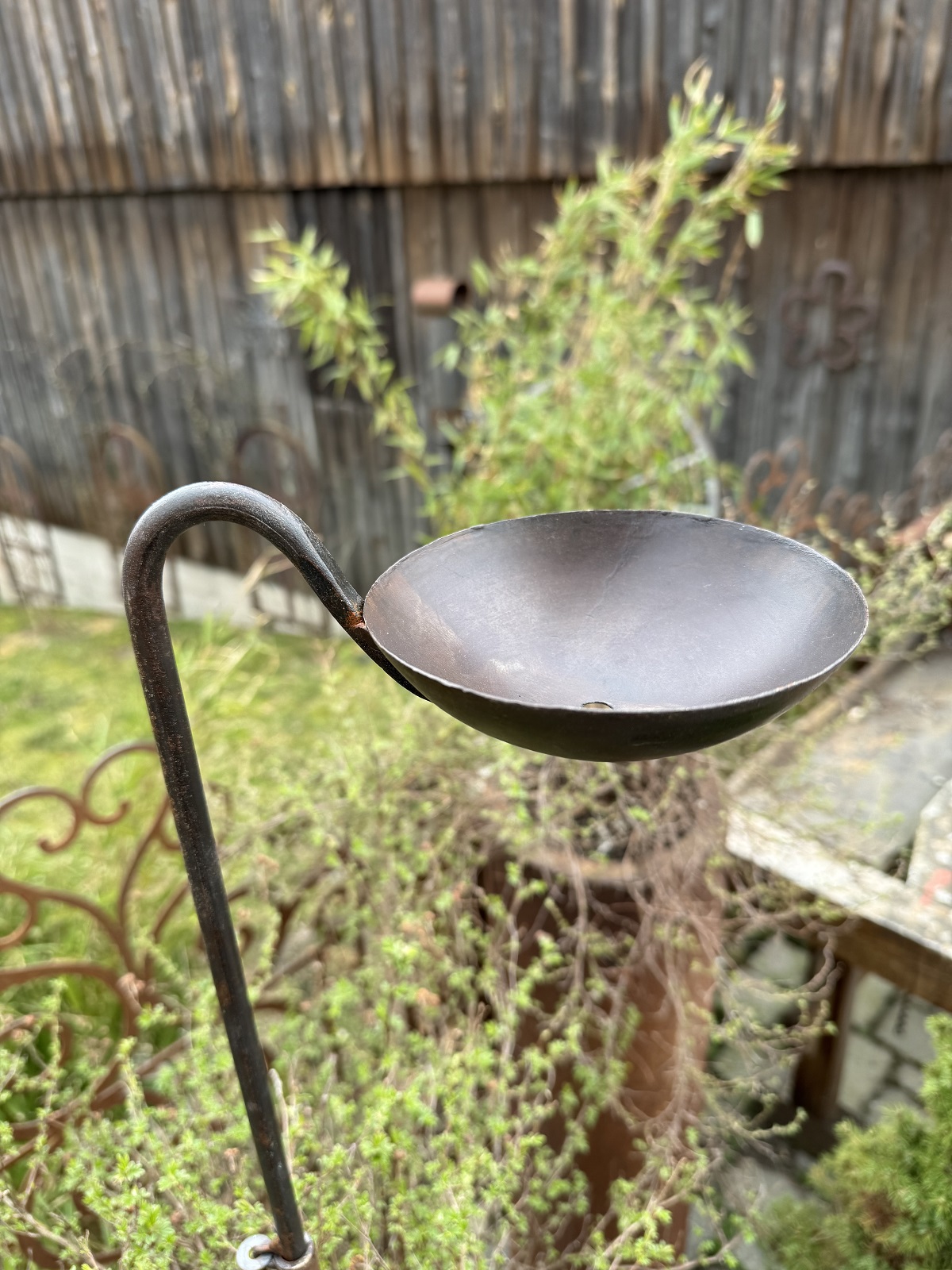 Metall Gartenstecker mit Schale dunkelbraun - Höhe 88 cm