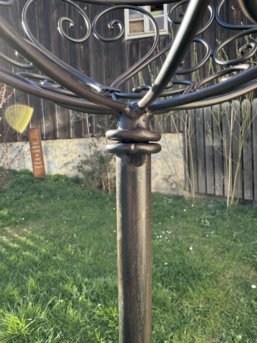 Eisen Korb groß auf Stab - Höhe 120 cm