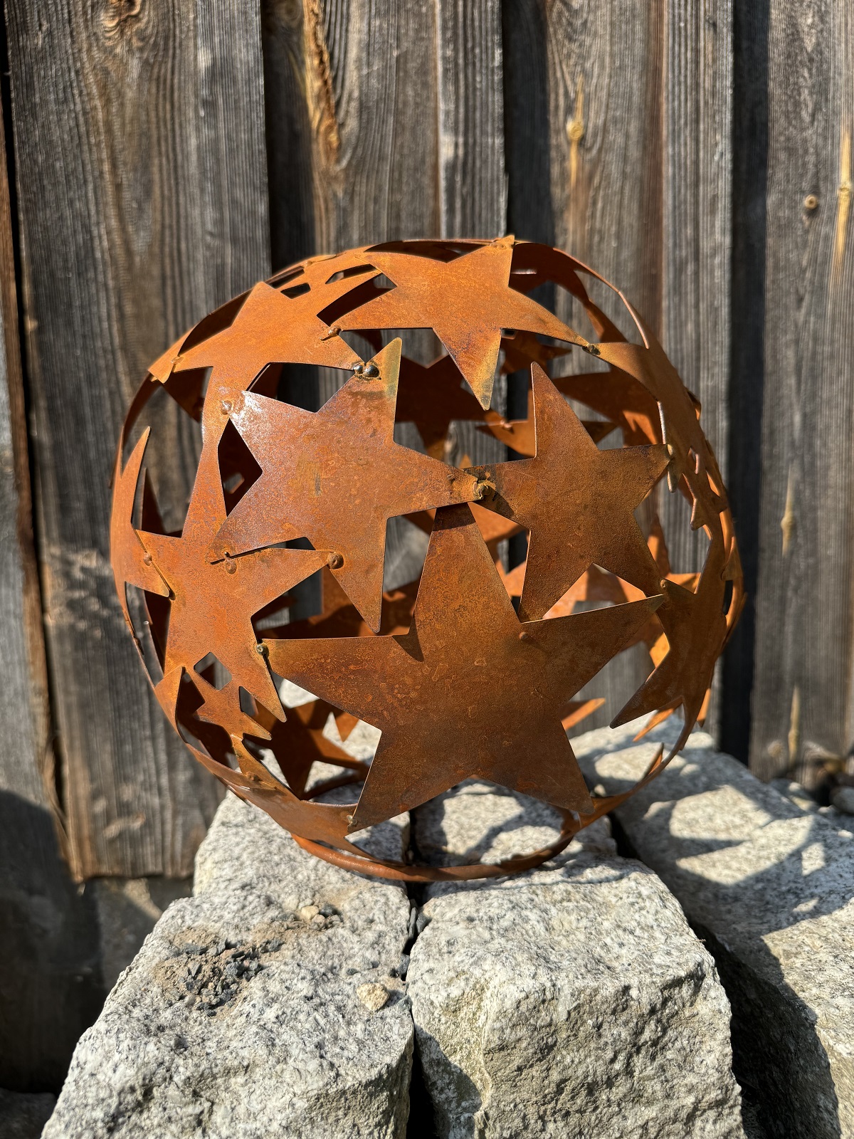 Edelrost Kugel mit Sternen und Standring - Durchmesser 30 cm
