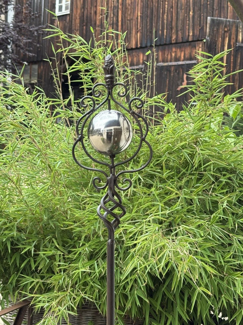 Gartenstab dunkelbraun mit Ornament und Kugel Silber - Höhe 180 cm