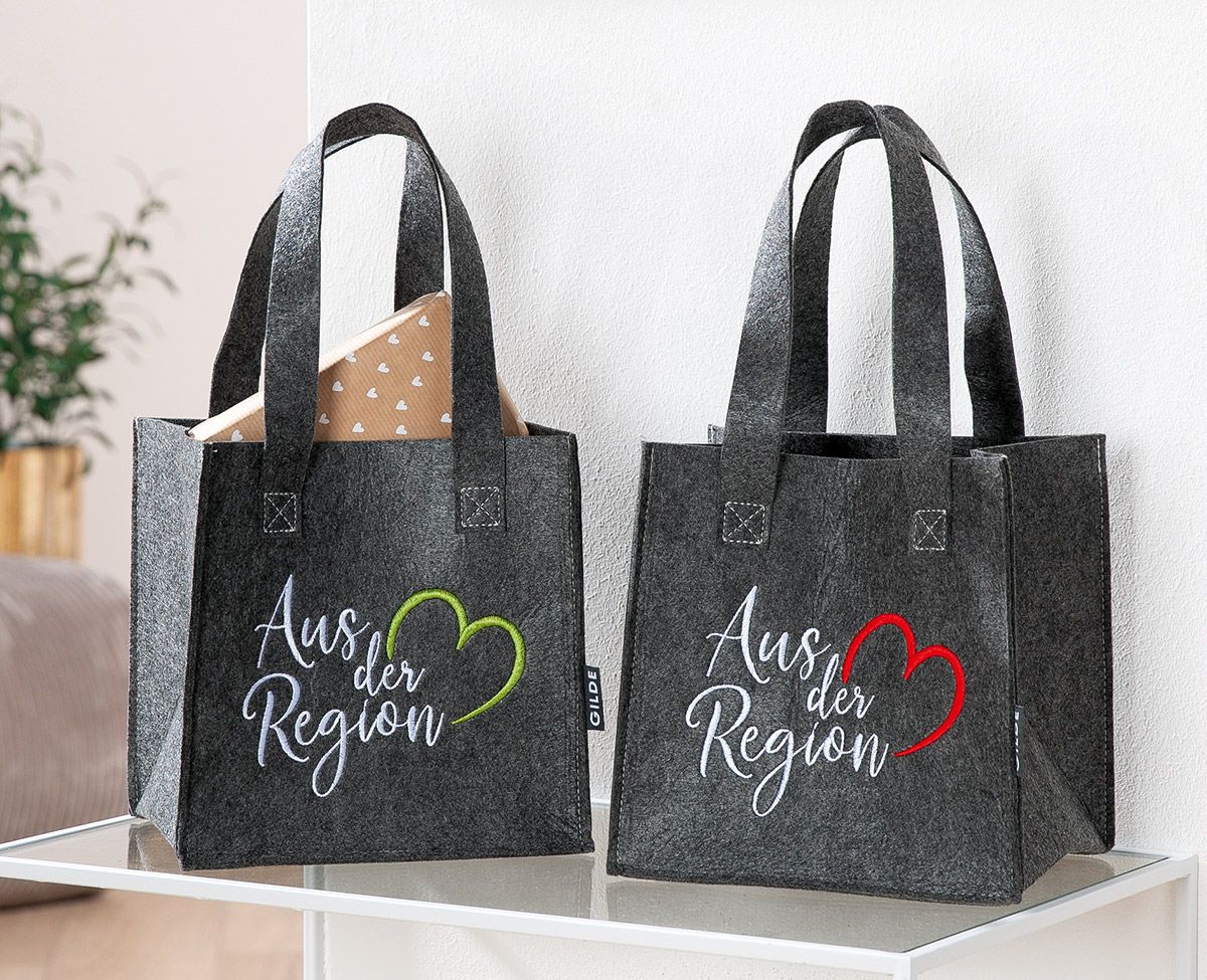 Filz Geschenketasche Aus der Region mit rotem Herz - Höhe 20 cm