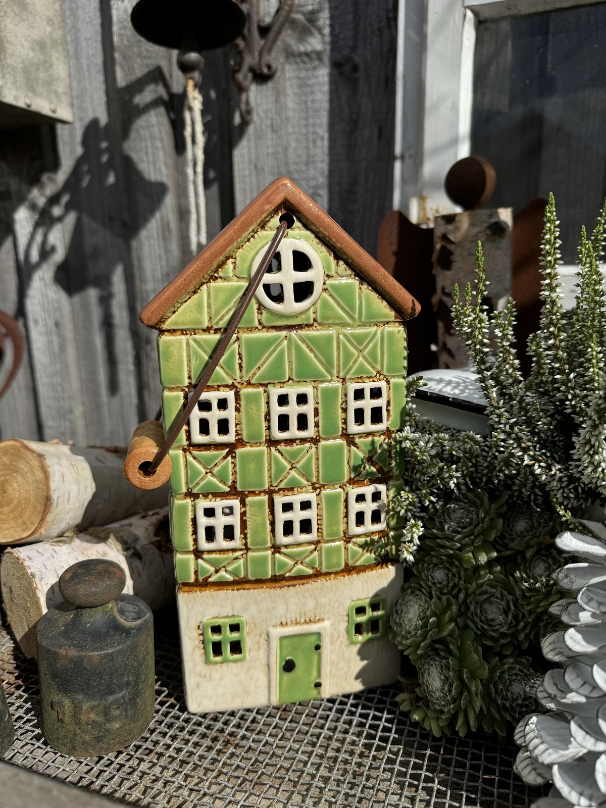 Keramik Windlicht Fachwerkhaus grün mit Henkel - Höhe 26,5 cm