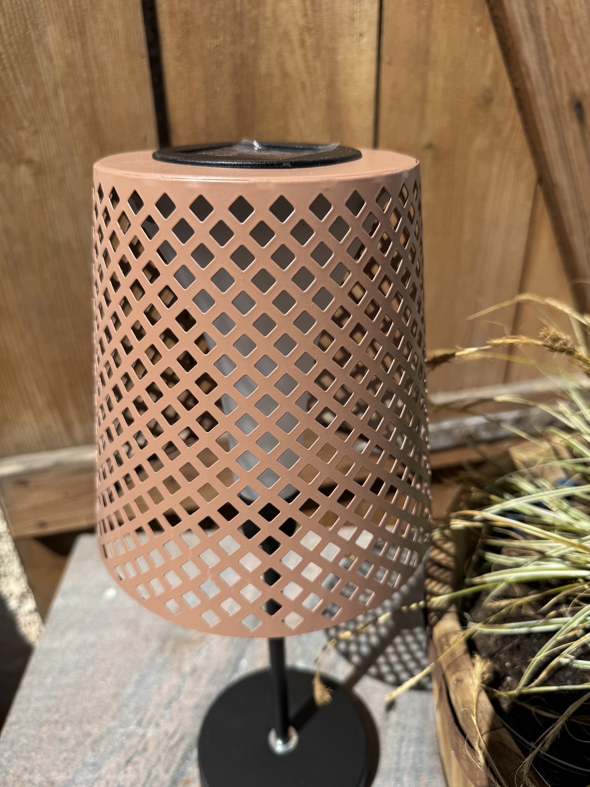 Solar Lampe puderfarben mit Kästchen Ausschnitten im Schirm - Höhe 42 cm
