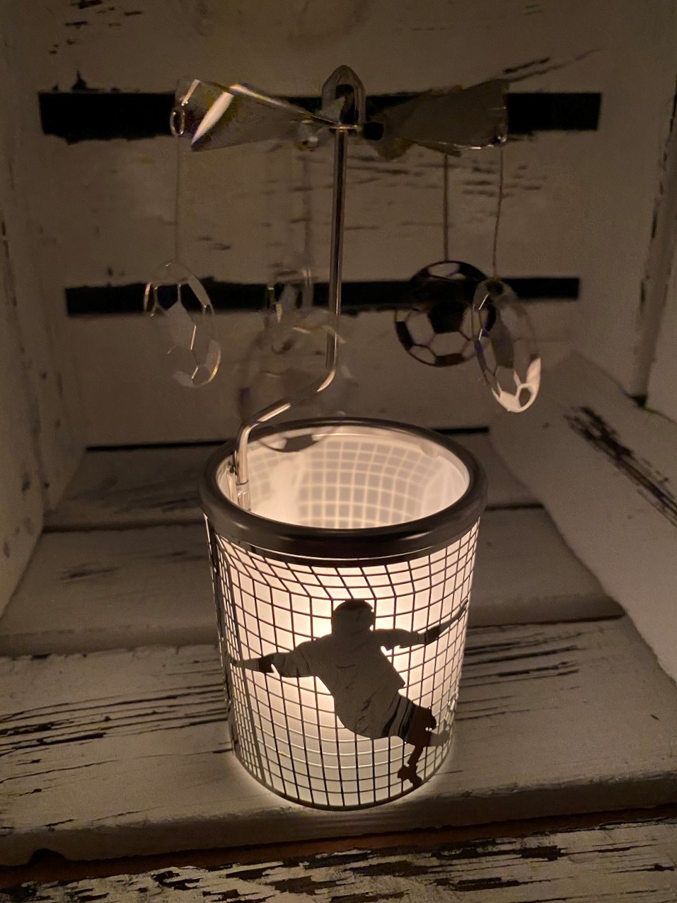 Glaskarussell Fußball Teelichthalter mit Propeller - Höhe 16 cm