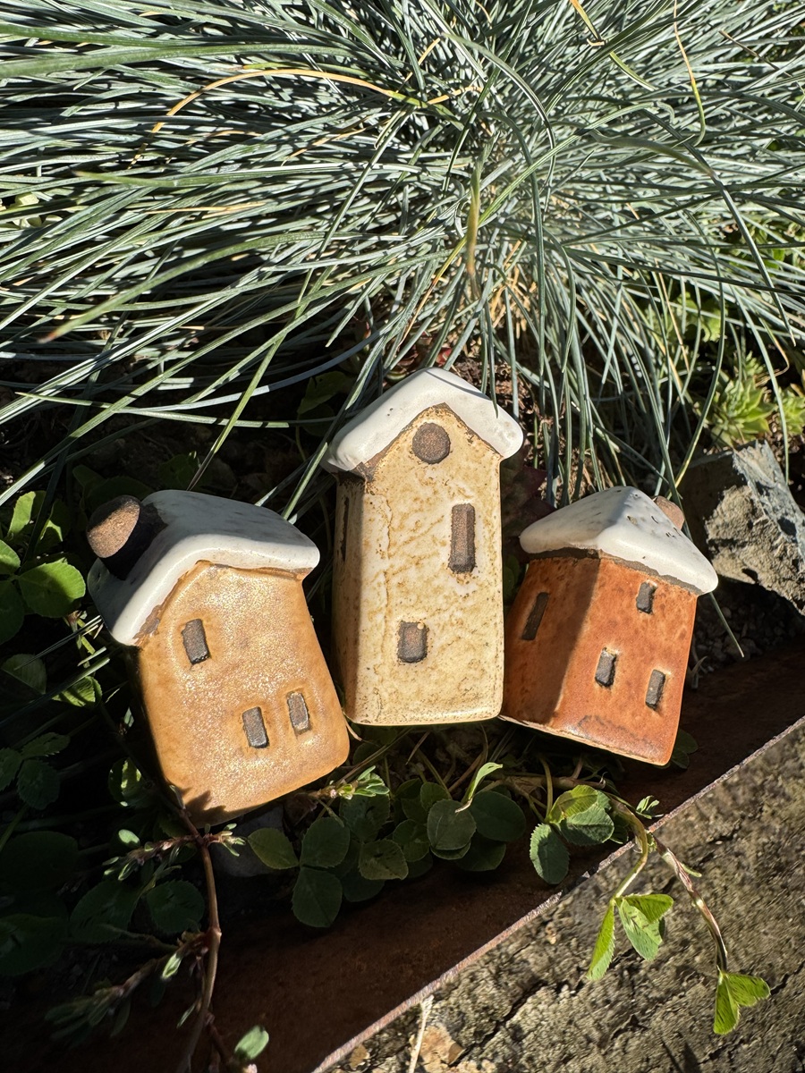 3tlg. Keramik Mini Häuschen naturfarben - Höhe ca. 5 cm
