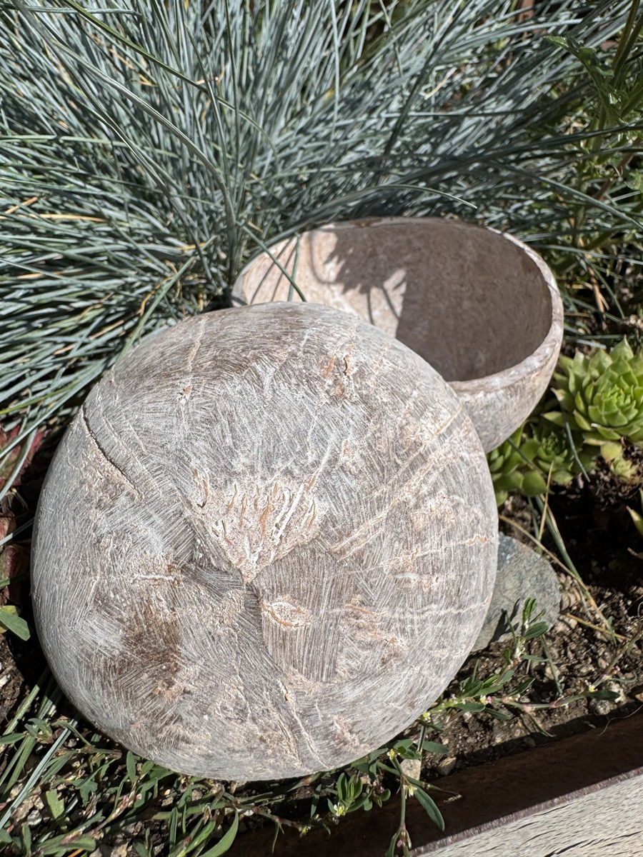 2 Cocos-Nuss Schalen Weiß gekalkt - ca. 12-14 cm