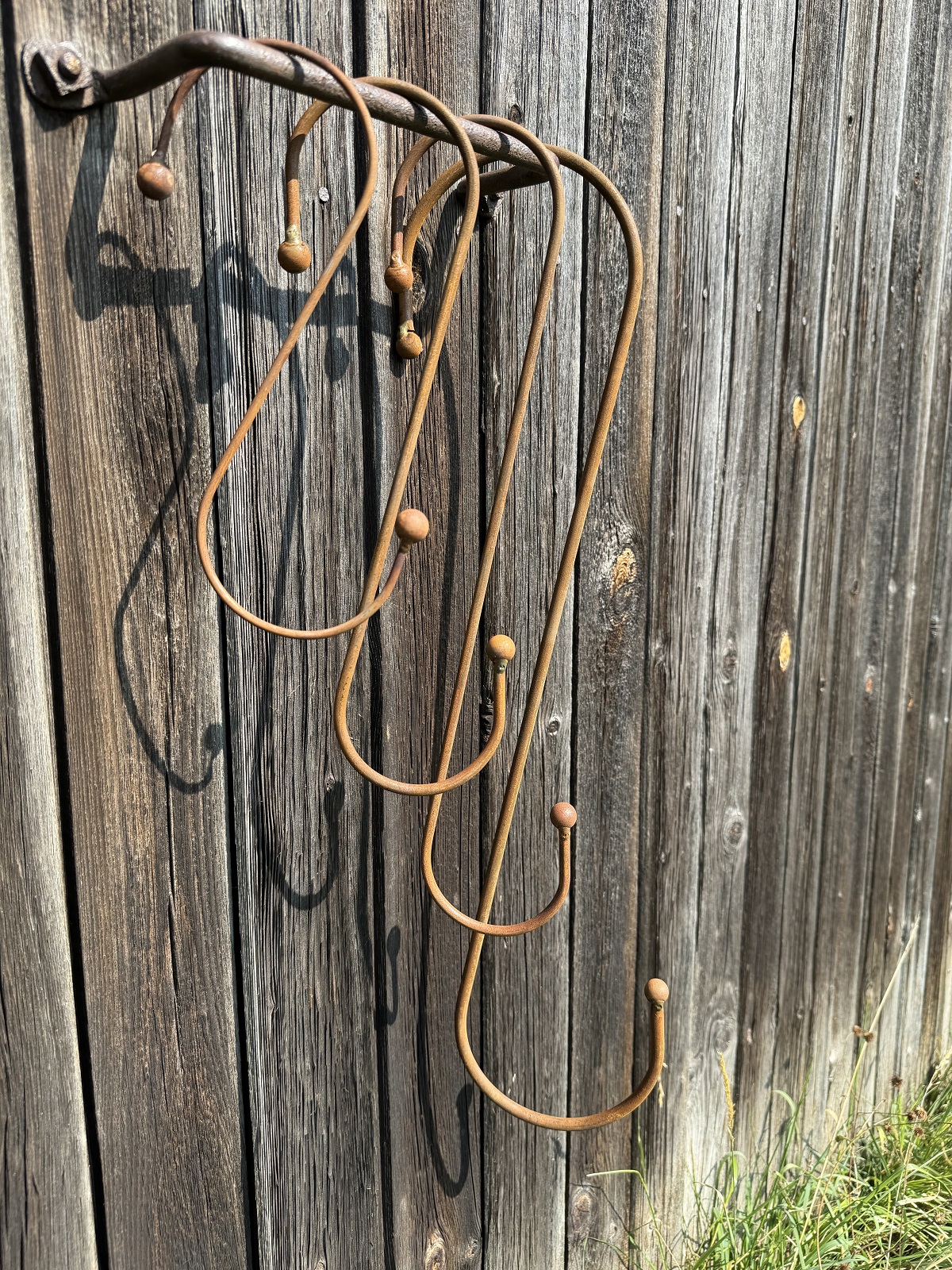 Edelrost Haken in S-Form mit Zierkugeln - Höhe 25 cm