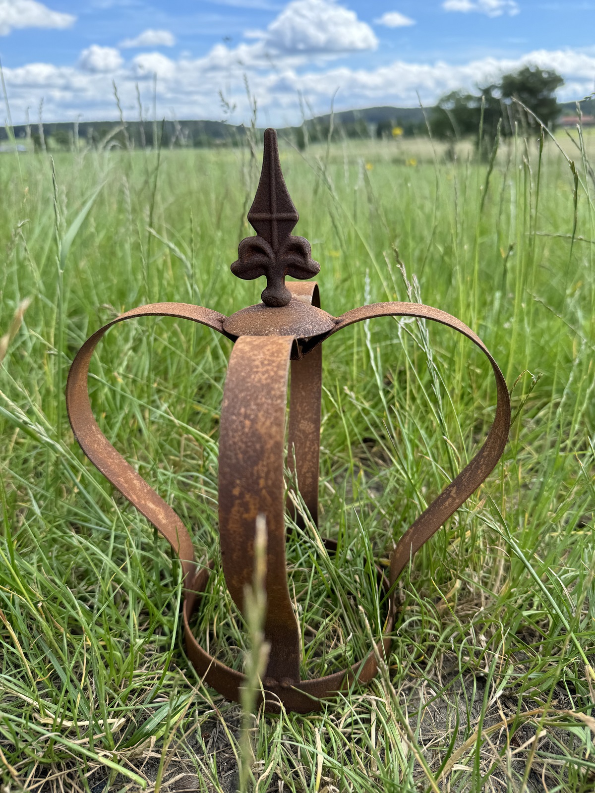 Edelrost Krone klein mit vier Bändern und Lilienspitze - Höhe 27 cm