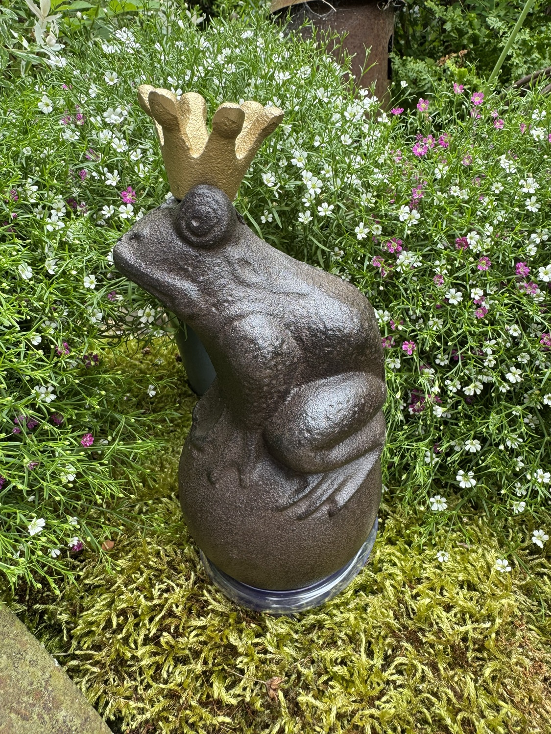 Wasserspeier Froschkönig Theo mit goldener Krone auf Kugel - Höhe 22 cm