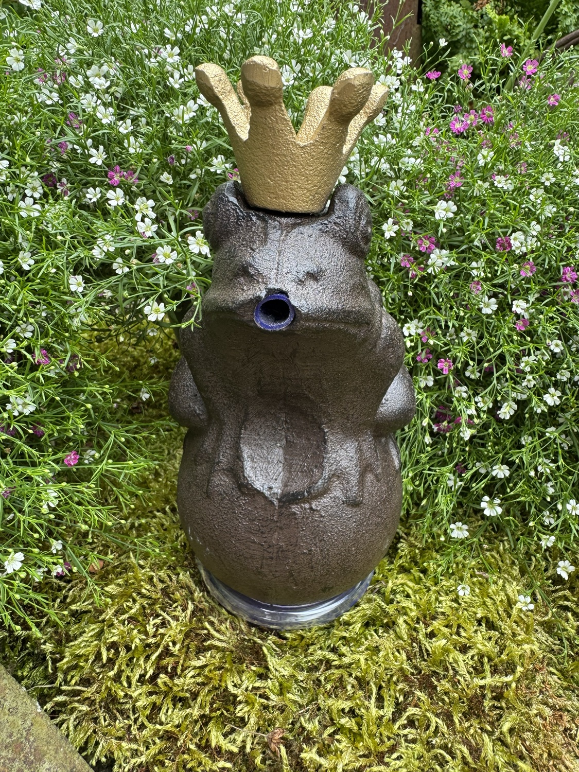 Wasserspeier Froschkönig Theo mit goldener Krone auf Kugel - Höhe 22 cm