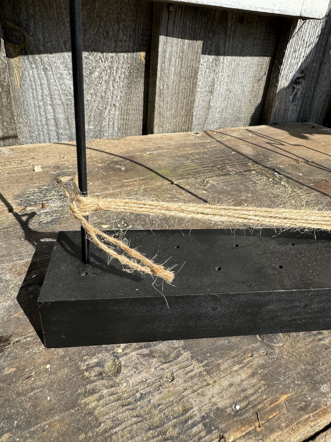 Metall Bogen klein schwarz auf Holzsockel für Trockenblumen - Höhe 26 cm