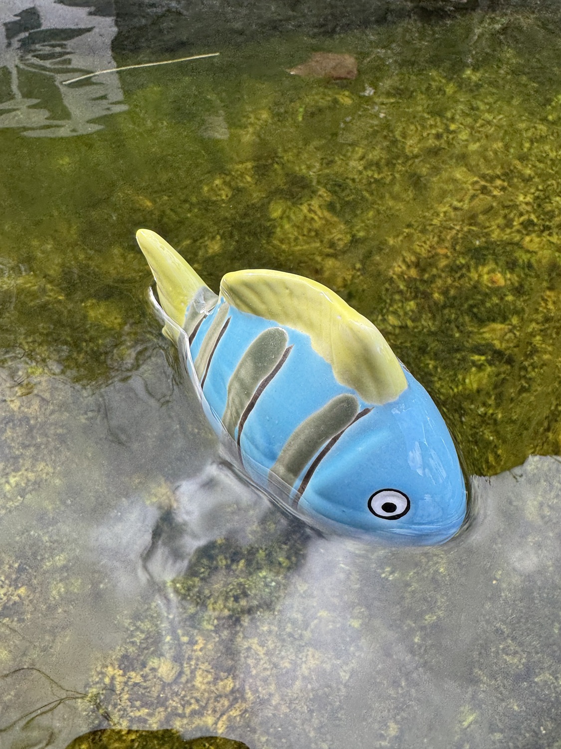 Keramik Schwimmfigur Fisch blau/gelb  - Höhe 8 cm