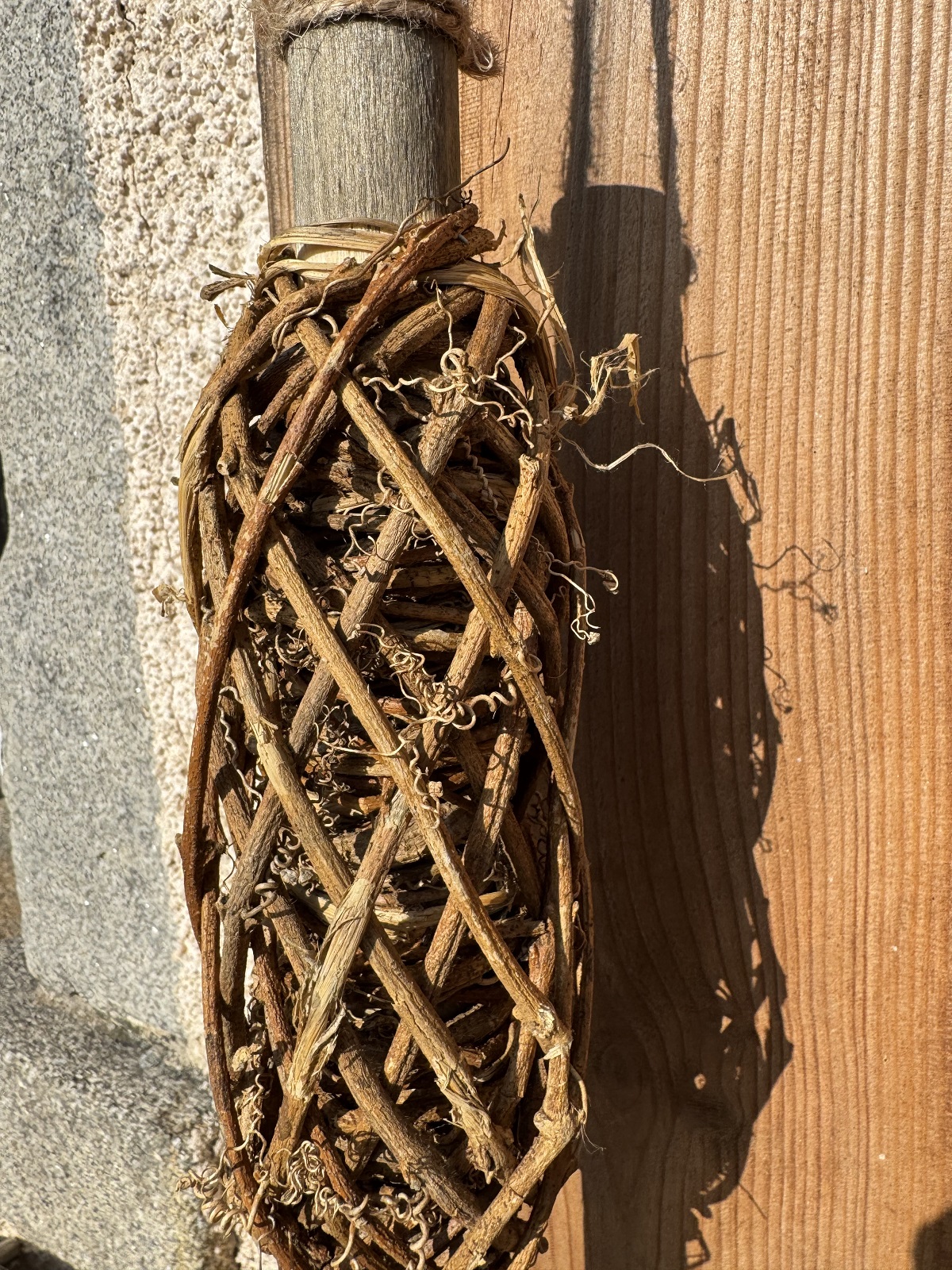 Holz Hänger Garnrolle mittel mit Rattan gewickelt - Länge 30 cm
