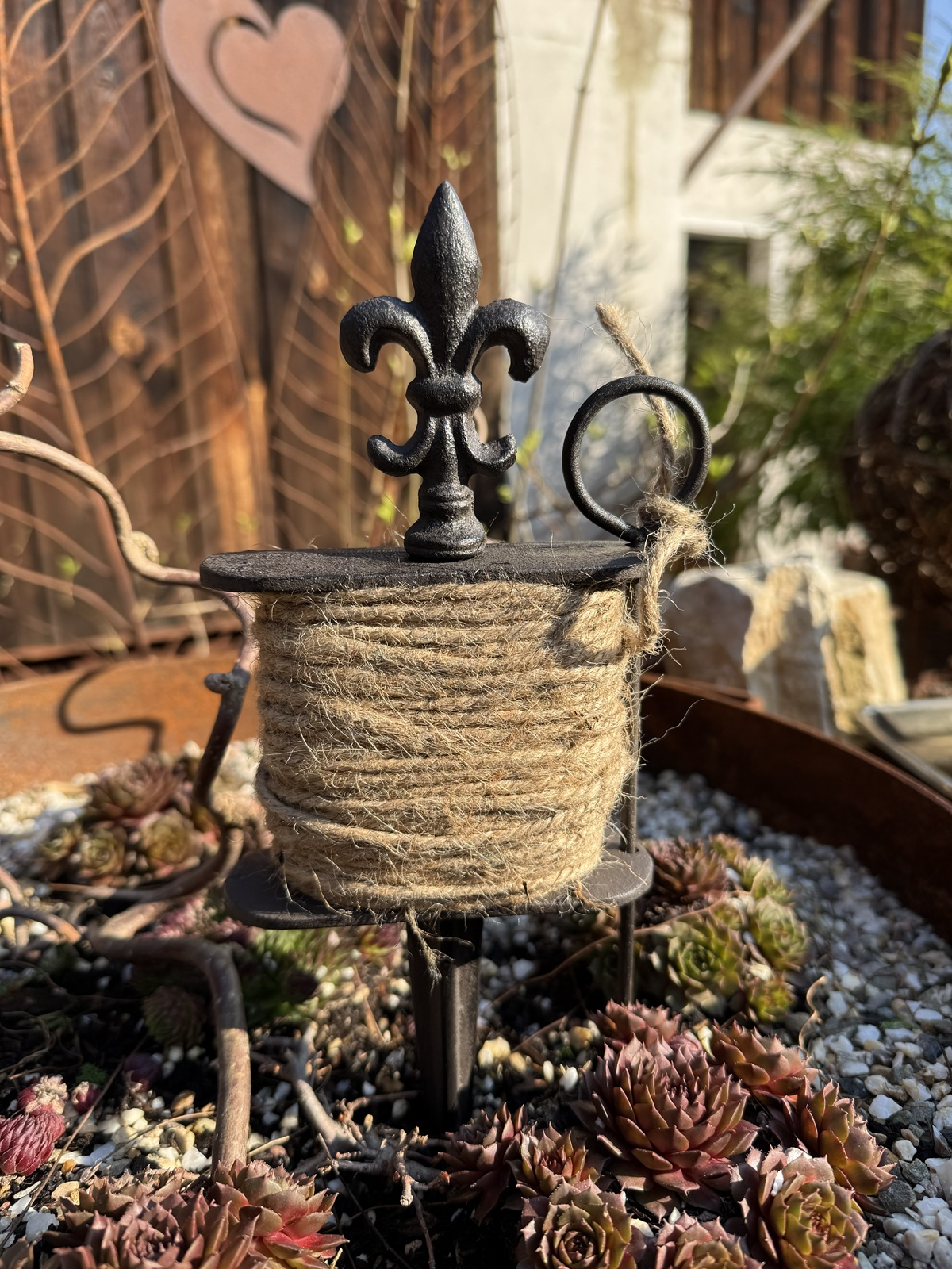 Gusseisen Nostalgie Spule zum Stecken mit Juteband - Höhe 32 cm