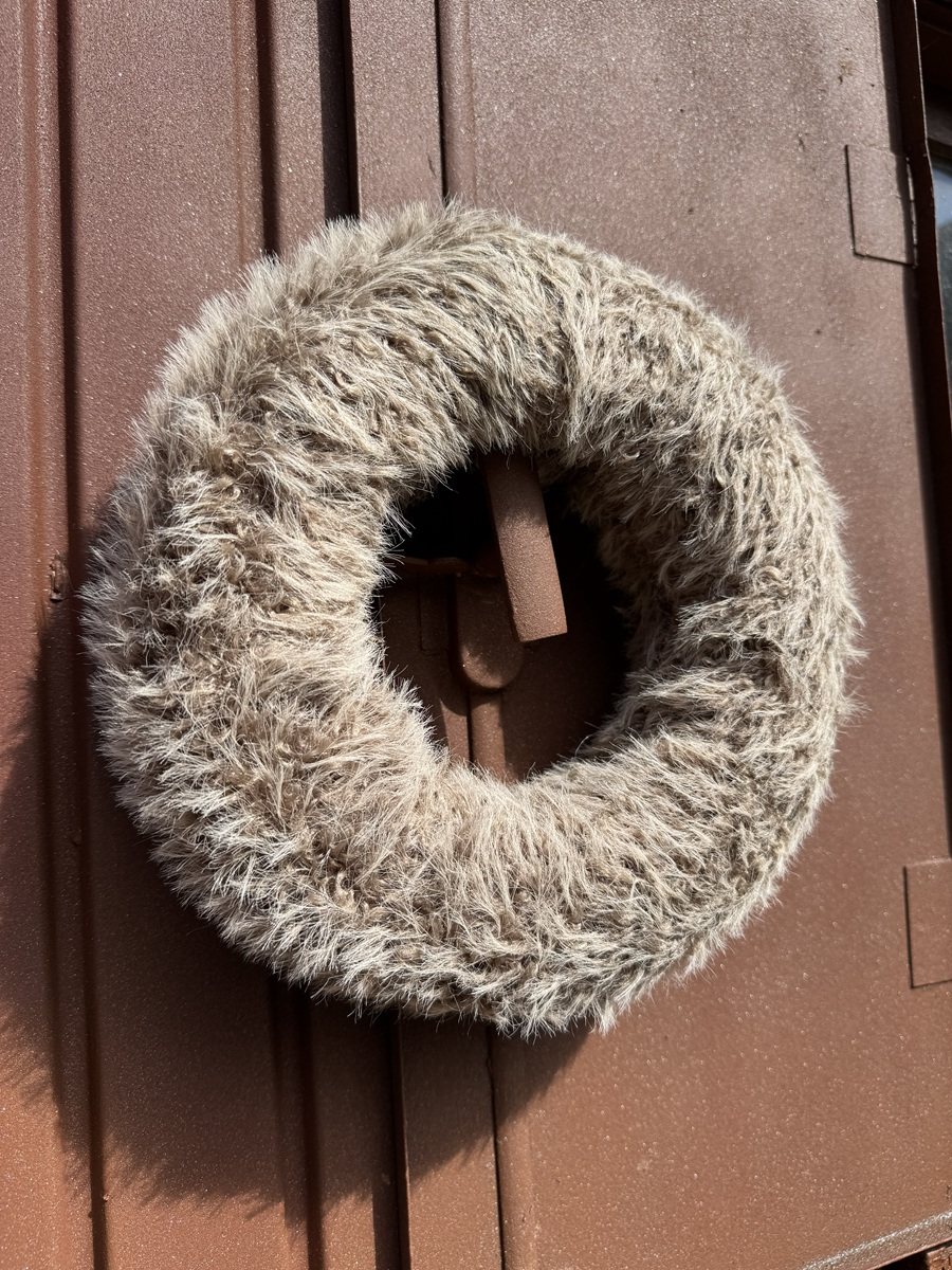 Stoff Kranz flauschig dunkleres Braun – Durchmesser 25 cm