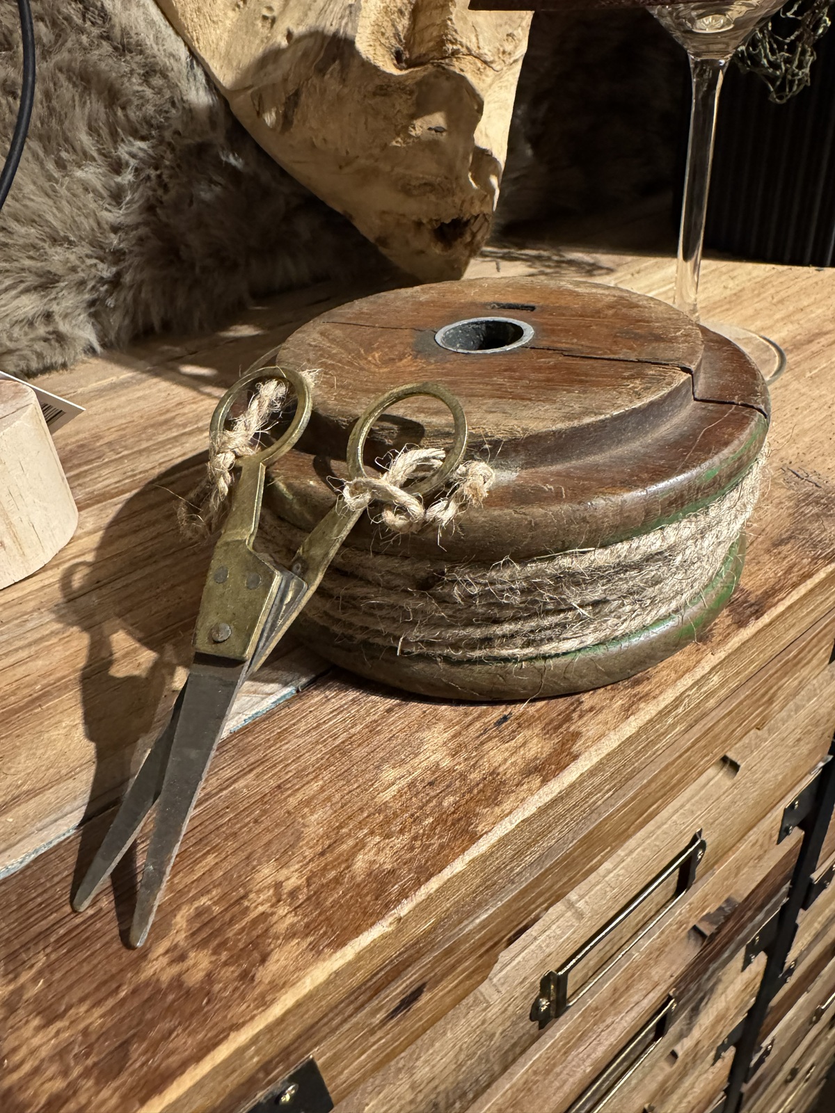 Nostalgie Holz Spule mit Juteband und Schere - Durchmesser ca. 11-13 cm