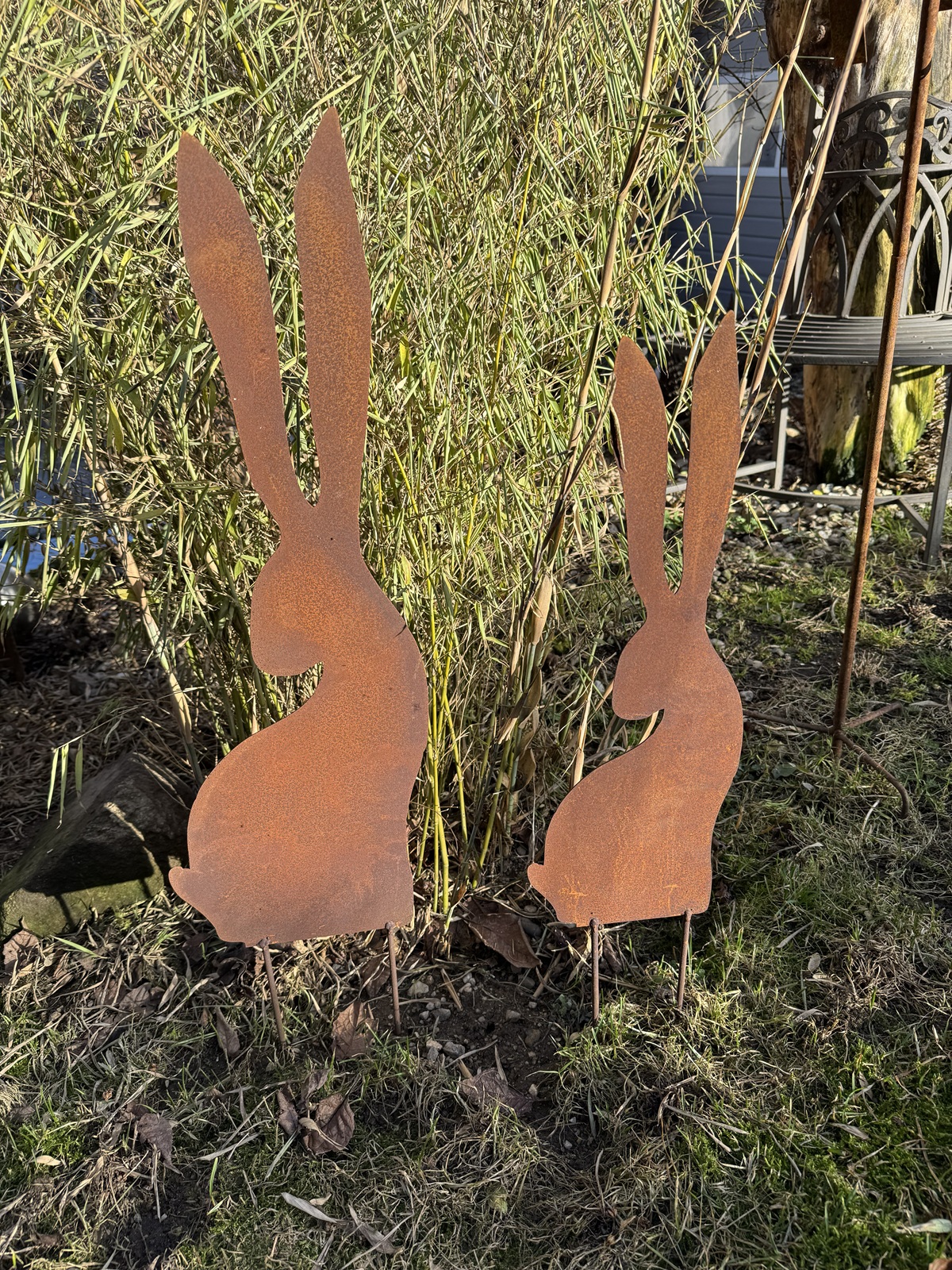 Edelrost Hase seitlich blickend klein auf Stäben - Höhe 50 cm ohne Stäbe