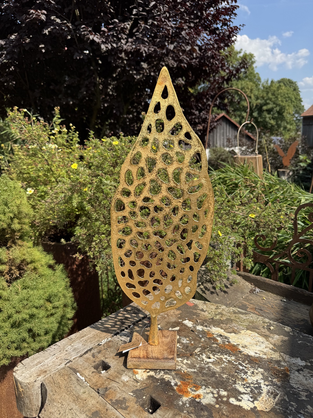 Aluminium Skulptur Blatt gold Tupfen auf Mango Holz Platte - Höhe 54 cm