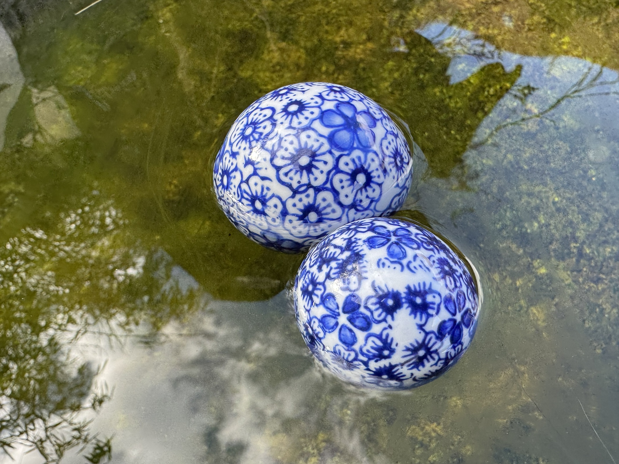 Keramik Schwimmkugel Blüte mittel weiß/blau - Durchmesser 6 cm