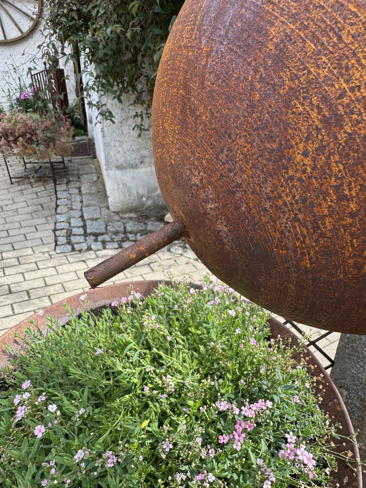 Edelrost Halbkugel Schale mit kurzem Rohr - Durchmesser 30 cm