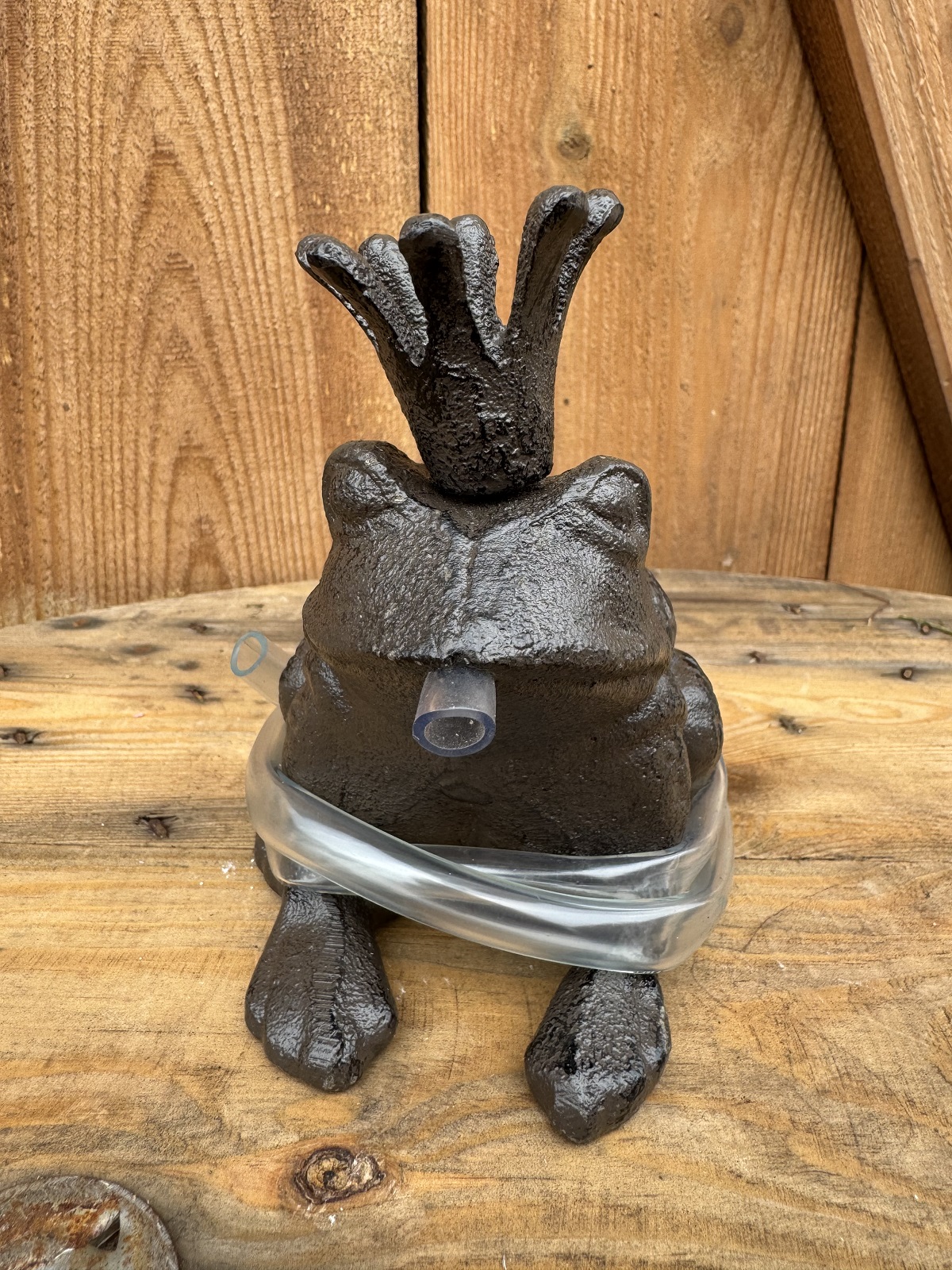 Wasserspeier Froschkönig Balthasar (Krone goldfarben) inkl. Pumpe - Höhe 13 cm   (ab 2027 wieder erhältlich)
