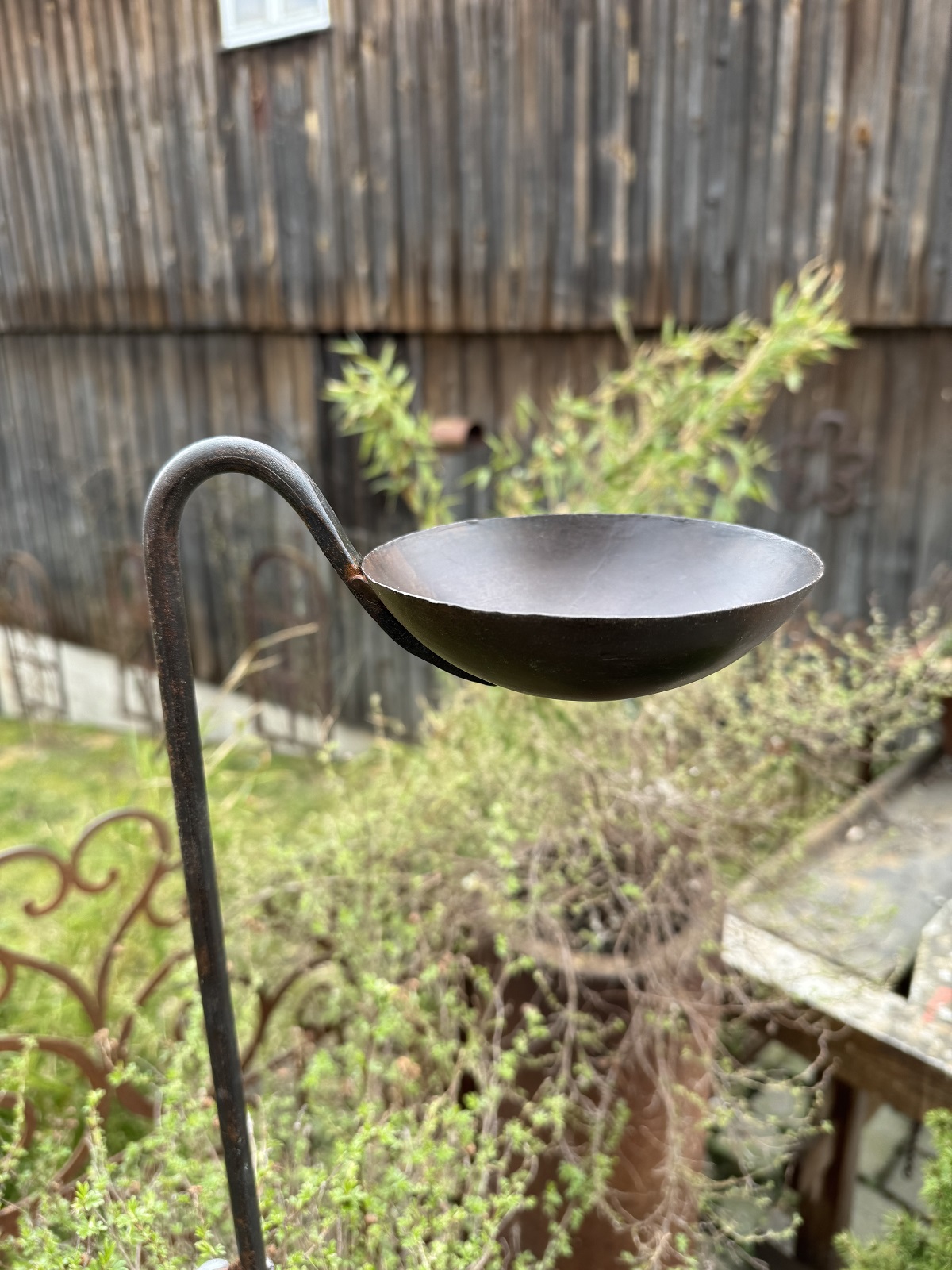 Metall Gartenstecker mit Schale dunkelbraun - Höhe 88 cm