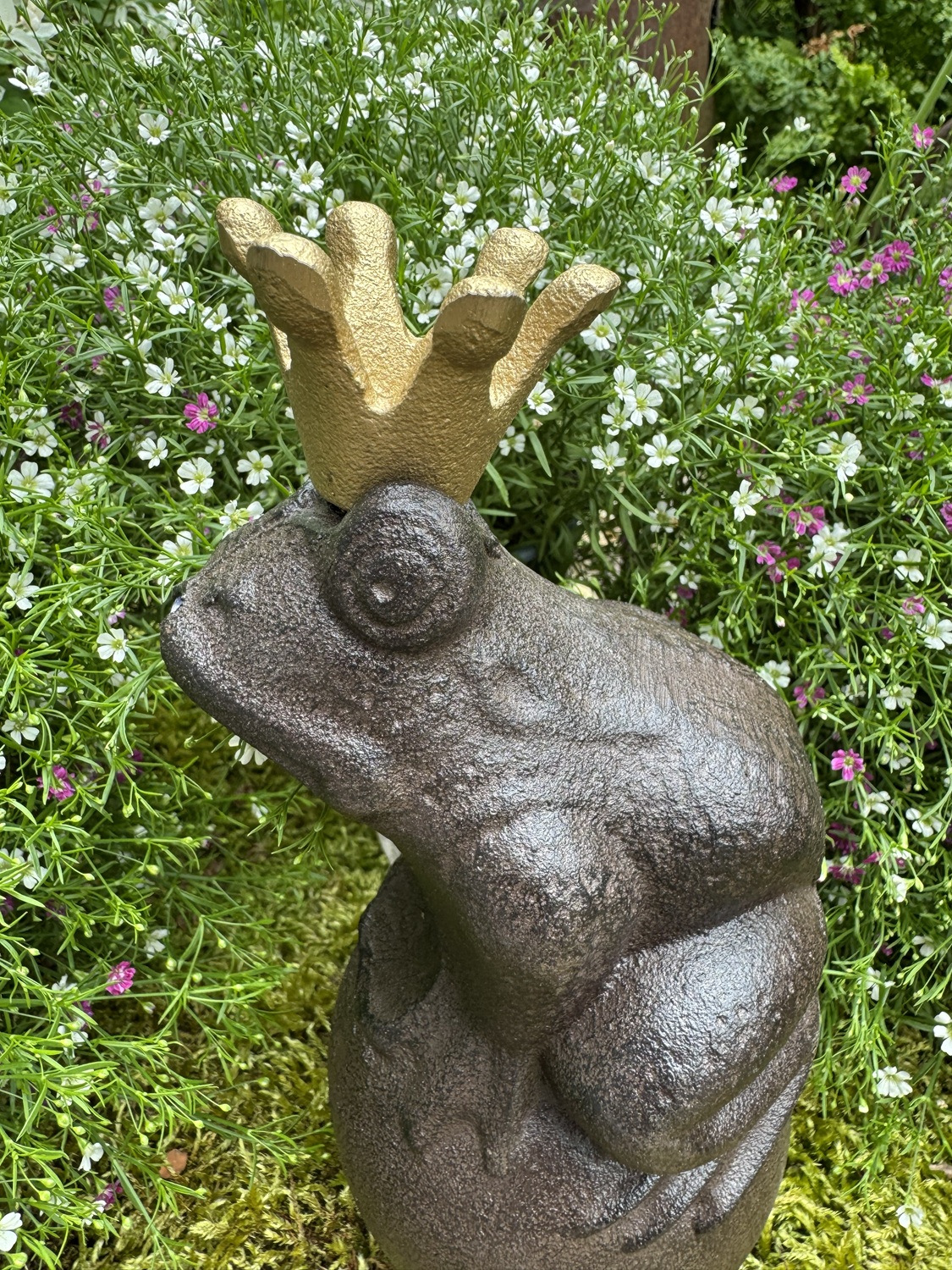 Wasserspeier Froschkönig Theo mit goldener Krone auf Kugel - Höhe 22 cm