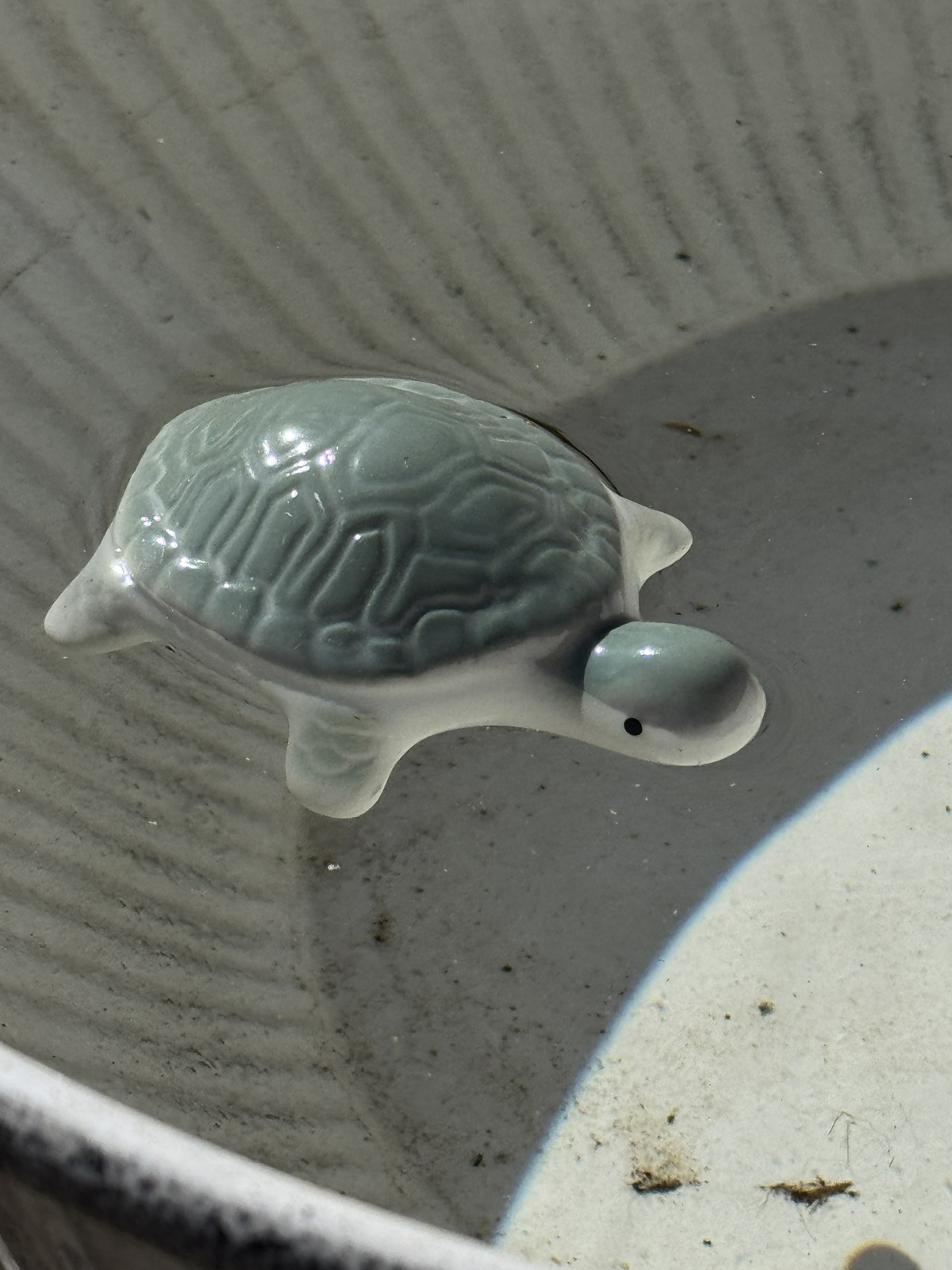 Keramik Schwimmfigur Schildkröte - Höhe 3 cm