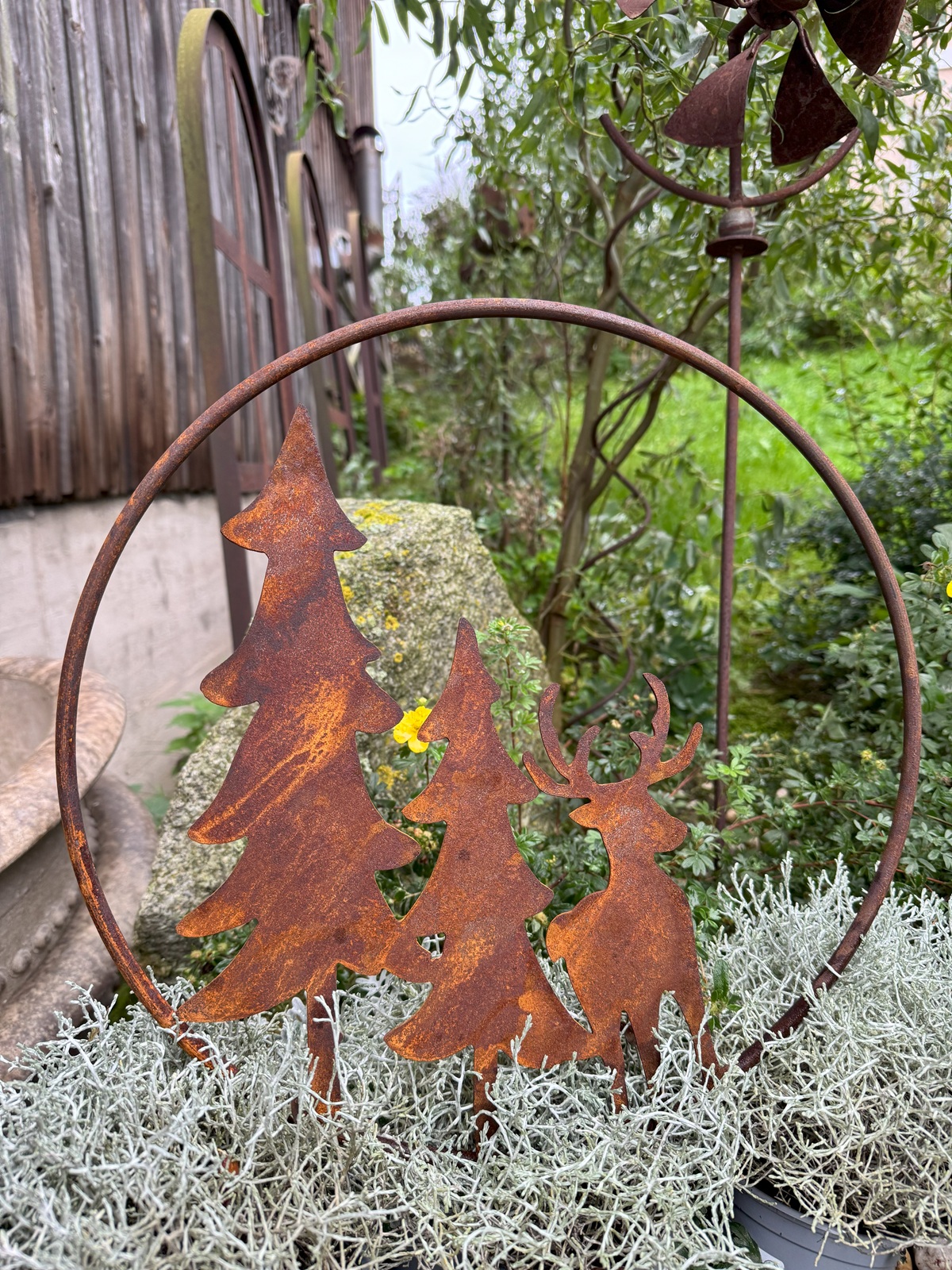 Edelrost Hirsch mit Tannen im Ring und Hülse - Durchmesser 40 cm